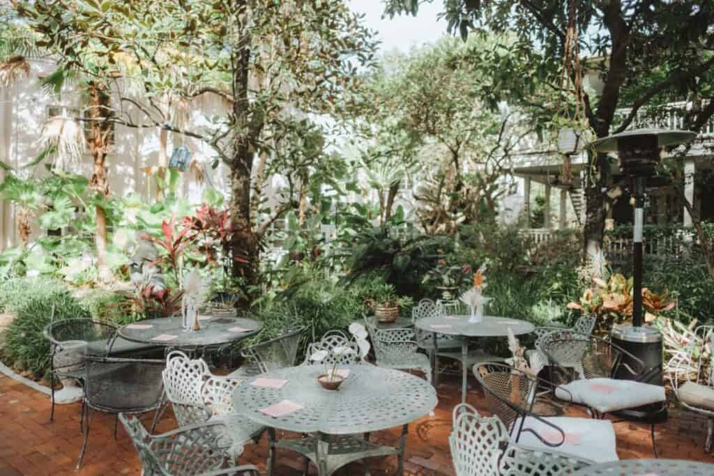 exquisite garden courtyard in orlando